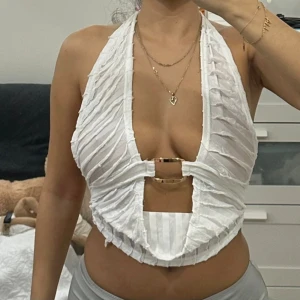 Vit  halterneck topp med guld detalj  - Kommer tyvärr inte till användning längre 