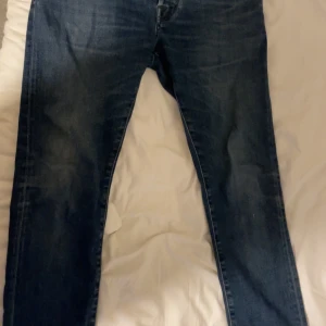 Mörkblå jeans från Jacob Cohën - Snygga mörkblå jeans från Jacob Cohën i klassisk femficksmodell. Jeansen är modellen ”nick”, waist 31 o passar någon som är ca 180. Jätte bra skick inga skador. Nypris 5000kr