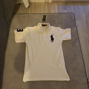 Polo Ralph Lauren Big Pony Chief Keef - Vit pikétröja från Polo Ralph Lauren Big Pony, Nyskick och aldrig använd, Storlek S