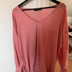 Rosa v-ringad tröja från Zanzea XL - Säljer en chill rosa långärmad tröja från Zanzea i storlek XL. Tröjan har v-ringad hals, loose passform och mjukt material med elastiska muddar vid ärmslut. Perfekt för dig som gillar avslappnad stil och vill ha något bekvämt.