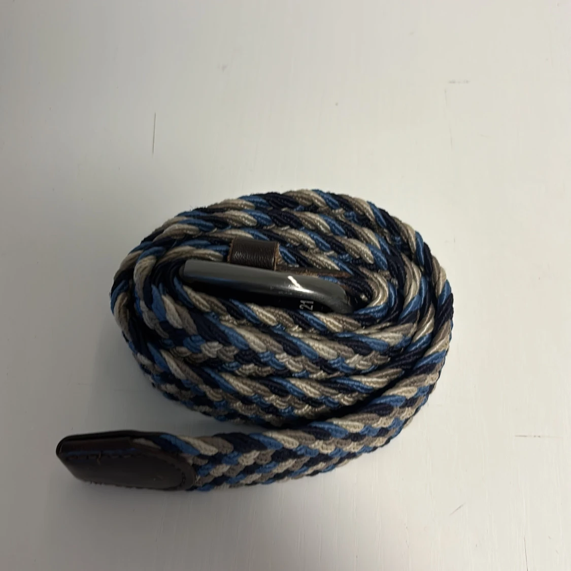 Randigt flätat bälte i blått och beige. Pris kan diskuteras