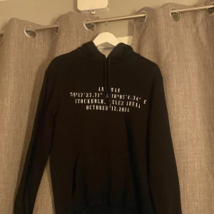 Antwan hoddie  - Antwan hoodie i storlek S. Använd 1 gång. Köpt för 700kr. Jätte bra skick.