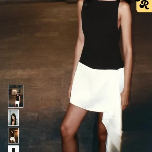 Så snygg stilren klänning från Zara!! - Helt ny! Prislappen kvar☺️ storlek S och sitter bra på mig som vanligtvis har xs/s och är 160 cm lång. Stilren klänning med volang🥰kan tänka mig gå ner i pris vid snabb affär💕