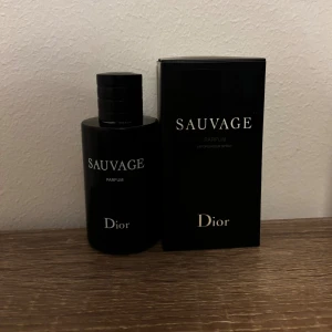Dior Sauvage Parfum spray - Snygg och stilren parfym från Dior, Sauvage Parfum. Perfekt för dig som vill ha en ikonisk flaska i samlingen. Levereras med originalkartong. Volym och ingredienser framgår ej på bilderna.