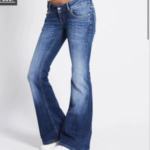 Blå bootcut jeans Blaze - Super Low Rise Flare leg: Blaze från Lager 157. Köpte dom i storlek M short, vilket var lite för stort för mig i bla. midjan, så jag har endast använt dom en gång. Brukar använda S annars. De är i nyskick! Kan även tänka mig att byta mot likadana i storlek S!