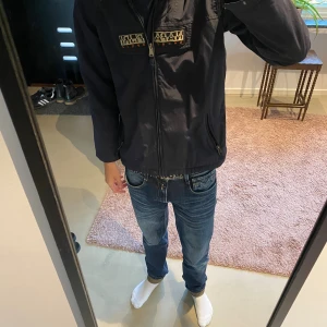 Vindjacka napapijri - Säljer en vindjacka i storlek 164 för barn, perfekt till hösten för 299kr. Person på bild är 190