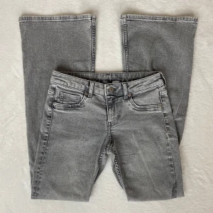 Gråa lågmidjade bootcut jeans - Säljer att par gråa fräscha lågmidjade bootcut jeans! Oklart vart jeansen är ifrån. Säljer pågrund av att jag har köpt de i fel storlek, och har därför aldrig andvänt de. Skriv vid intresse!! 💗💗