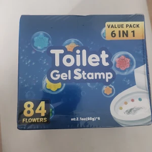 Toilet Gel Stamp Value Pack 6 in 1 - Ny, oöppnad förpackning med 6-i-1 Toilet Gel Stamp. Innehåller 84 blommor för fräsch doft och rengöring av toaletten. Varje tub är 60g. Perfekt för att hålla badrummet fräscht och rent. Ingen synlig skada eller slitage på förpackningen.