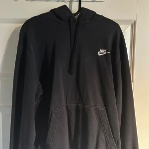 Svart Nike hoodie med huva - Jag är 185cm 80kg