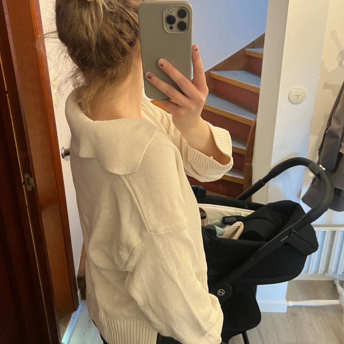 Beige stickad tröja med krage - 2