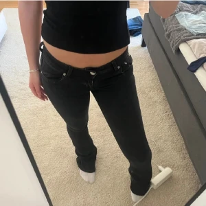 Svarta utsvängda jeans från Nelly - Jättefina lågmidjade från Nelly som är slut sålda! lånade bilder. De har slitna fållar då dem är för långa.