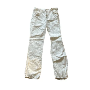 Vita byxor - ZARA - Snygga vita byxor i någon form av linnmix. Lite genomskinlig som de flesta linnebyxor. 