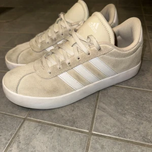 Adidas sneakers  - Ljusbeige sneakers från Adidas. Storlek 38. Modellen är: VL court 3.0 mocka. Bekväma  Ord pris. 599kr