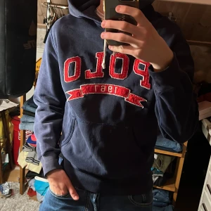 Ralph Lauren Hoodie - Säljer denna riktigt snygg hoodien från Polo Ralph Lauren. Hoodien är i storlek S och är i ett bra skick. Bara att skriva över frågor och funderingar.