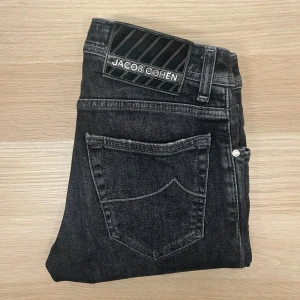 Jacob Cohën Jeans | W29 - Tvärfeta Cohën jeans i snygg tvätt😁| W29 | Modell: Nick | Defekter: Nej | Midja: 74 cm | Innerben: 82 cm | Ytterben: 103 cm | Måttavikelser: +-1 cm | Modellen är 175 cm och väger 70 kg | Vänligen kontrollera mått innan köp🤗 | Tveka inte att kontakta mig vid frågor😁!