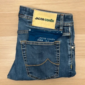Jacob Cohën Jeans | W34 - Tvärfeta Cohën jeans i snygg tvätt😁| W34 | Modell: Nick slim | Defekter: Nej | Tillbehör: Näsduk | Midja: 85 cm | Innerben: 83 cm | Ytterben: 107 cm | Måttavikelser: +-1 cm | Modellen är 175 cm och väger 70 kg | Vänligen kontrollera mått innan köp🤗 | Tveka inte att kontakta mig vid frågor😁!