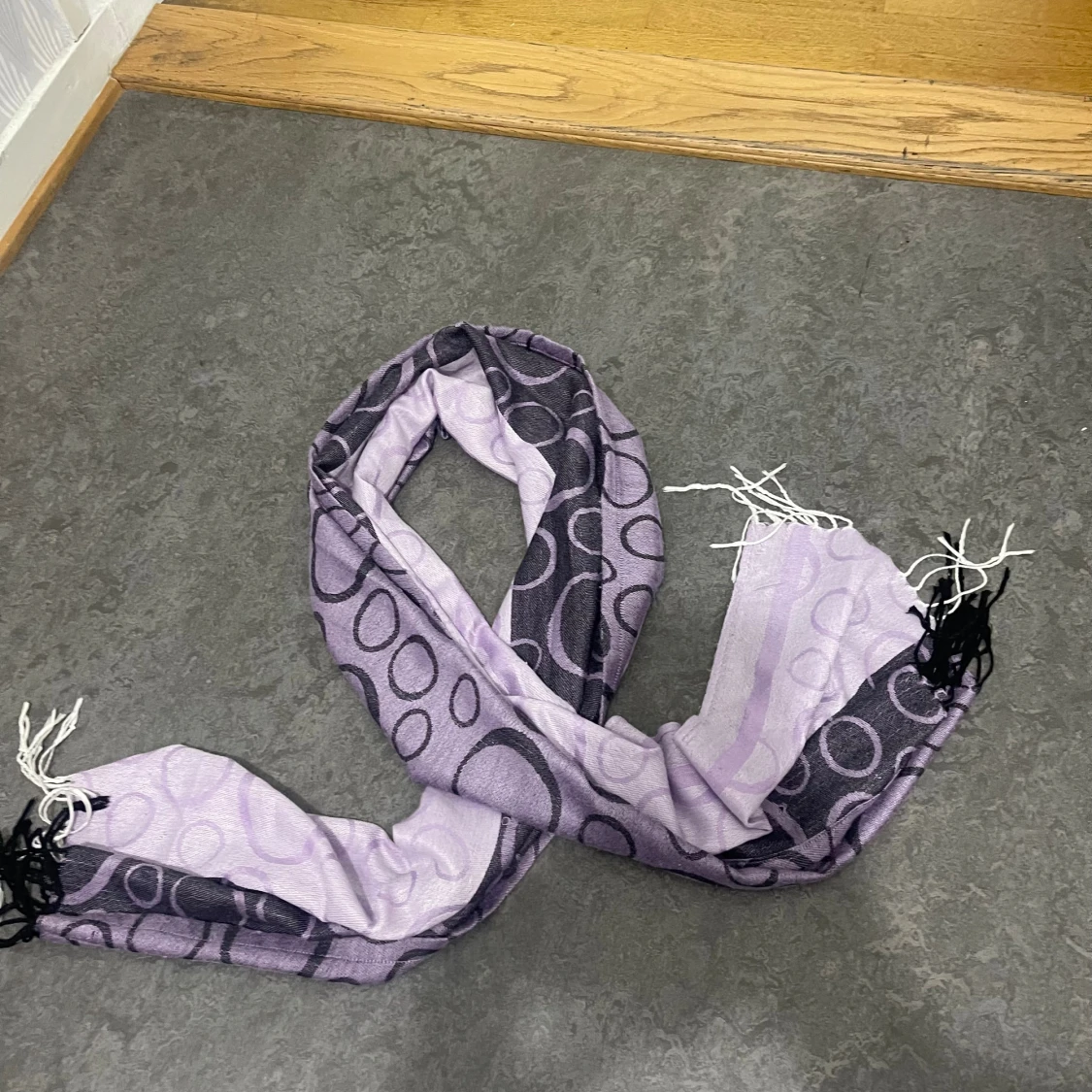 Ljuslila halsduk med cirkelmönster - 1