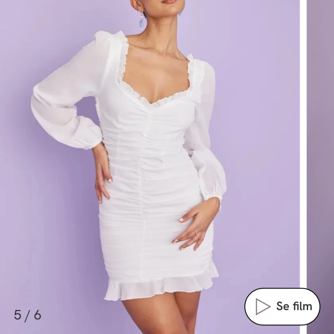 Vit omlottklänning med volang