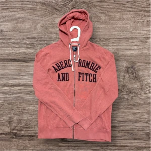 Abercrombie & fitch ziphoodie - Säljer nu min galet feta vintage ziphoodie från A&F i en riktigt eftertraktad modell samt i en stilren och unik färg,  storlek S men kan även passa M. Pris är inte fast! 😁