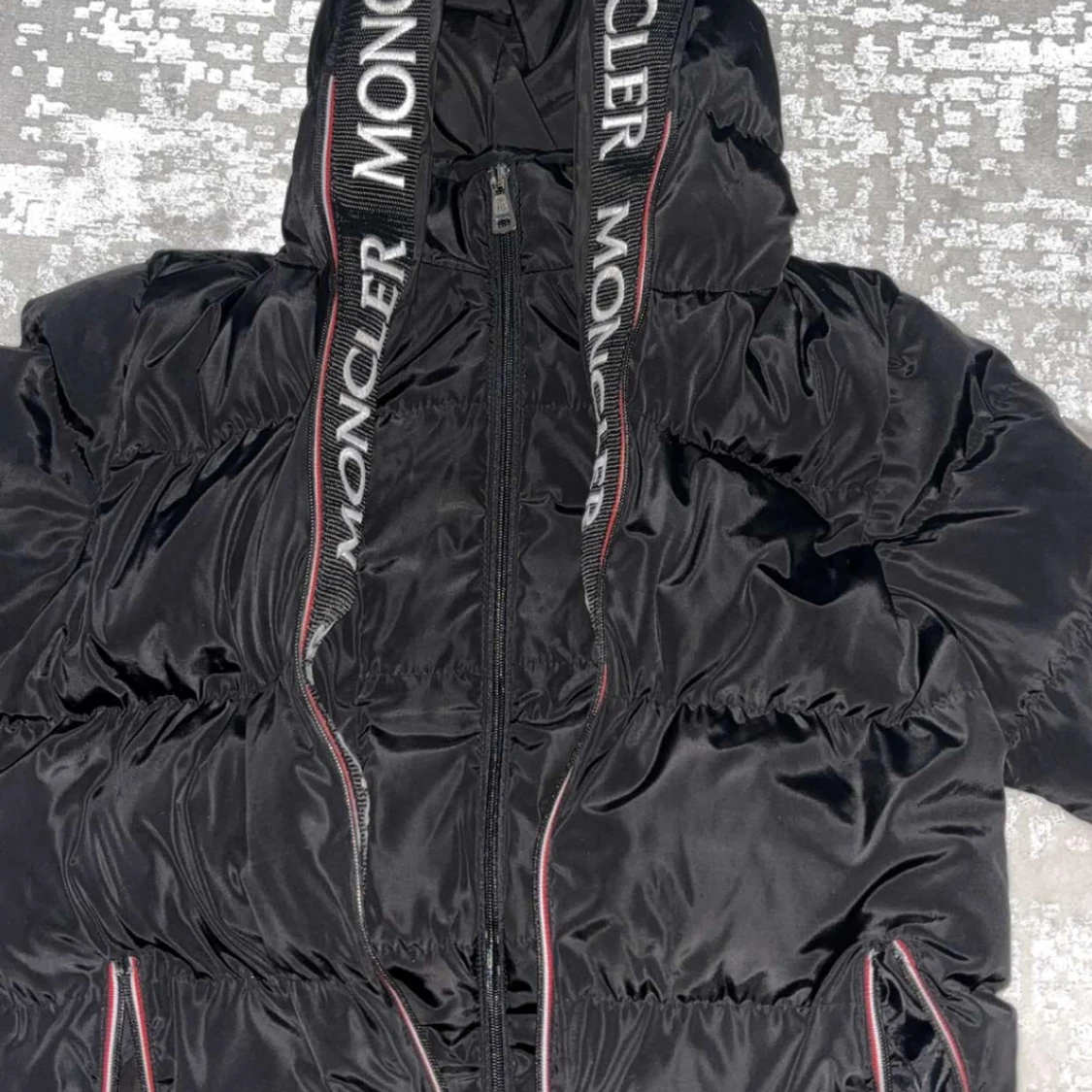 Svart Moncler pufferjacka med huva