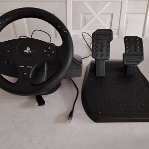 🎮 Ratt & Pedaler för PS3/PS4 – i mycket fint skick! 🎮  - Thrustmaster T80 rasing wheel. Säljer ett set med ratt och pedaler som fungerar både till PlayStation 3 och PlayStation 4. Perfekt för dig som gillar bilspel och vill ha en mer realistisk körupplevelse hemma. Ratten har alla vanliga PlayStation-knappar, justerbar känslighet och pedaler för gas och broms. Allt fungerar som det ska och använts sparsamt och förvarats väl. Enligt bilden från nätet ligger priset på ca 1973kr om man köper den online så detta är samma upplevelse till billigare pris.