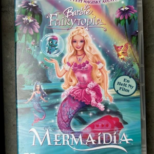 Barbie mermadia - Barndom i dvdform!        Finns på språk: Svenska, Engelska, Finska!  OBS!! skivorna är begagnade så det kan förekomma repor/hairlines på skivorna, men då jag kollar igenom alla filmer jag säljer garanterar jag att alla funkar felfritt om inget annat står! :)
