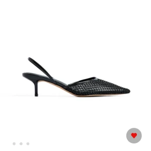 Svarta pumps med spetsig tå - Säljer ett par svarta pumps med spetsig tå och smal klack. Jättefint skick för stora för mig i läder 