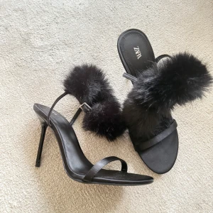 Svarta pälsiga klackar från Zara - Perfekta för högtider, använda 1 gång