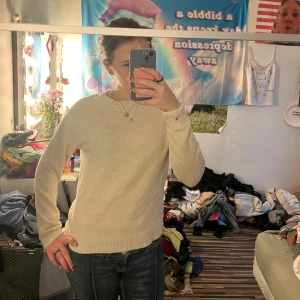 Beige stickad tröja från ONLY LIFE - Säljer en enkel och stilren beige stickad tröja från ONLY LIFE i storlek XS. Tröjan har rund halsringning, långa ärmar och ribbade muddar vid ärmslut och nederkant. Perfekt för lager-på-lager under hösten och vintern.