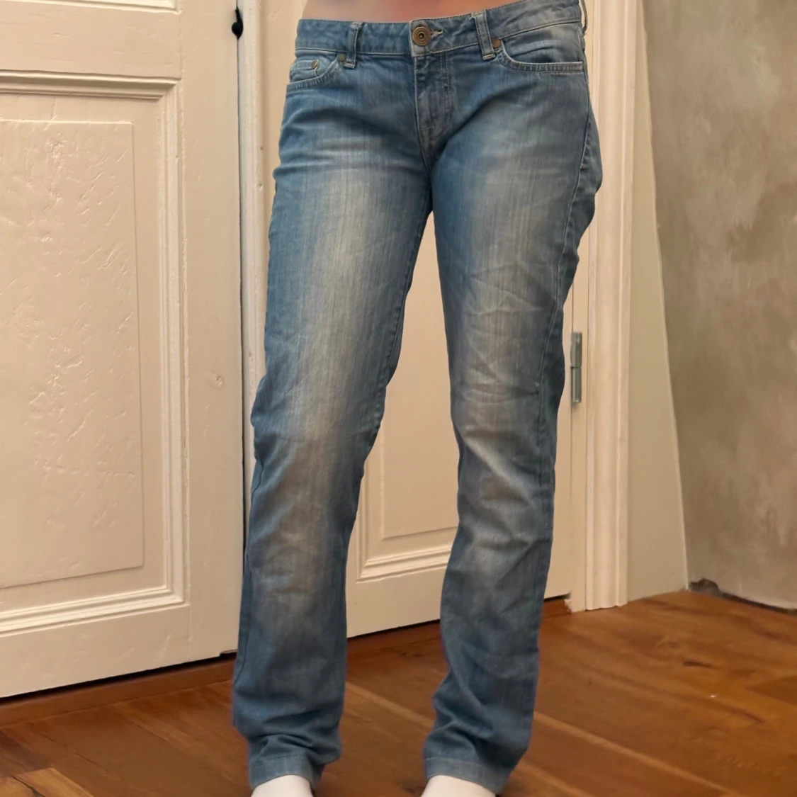 Ljusblå jeans lågmidjat - 1