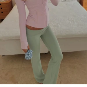 Lululemon slutsålda byxor - Säljer mina sjukt snygga lululemon byxor som ja älskar men kommer inte till användning💗💗 exakt de på bilden, köpt för 1200kr 