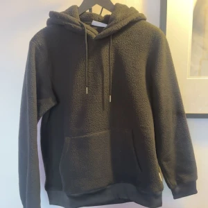 Svart teddy hoodie - Snygg svart teddy hoodie i nyskick.
