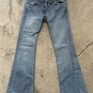 Blå bootcut jeans  - Snygga blå jeans med bootcut. Jeansen har ljus tvätt och råa. Perfekta för dig som gillar en retrostil. i mycket bra skick. 