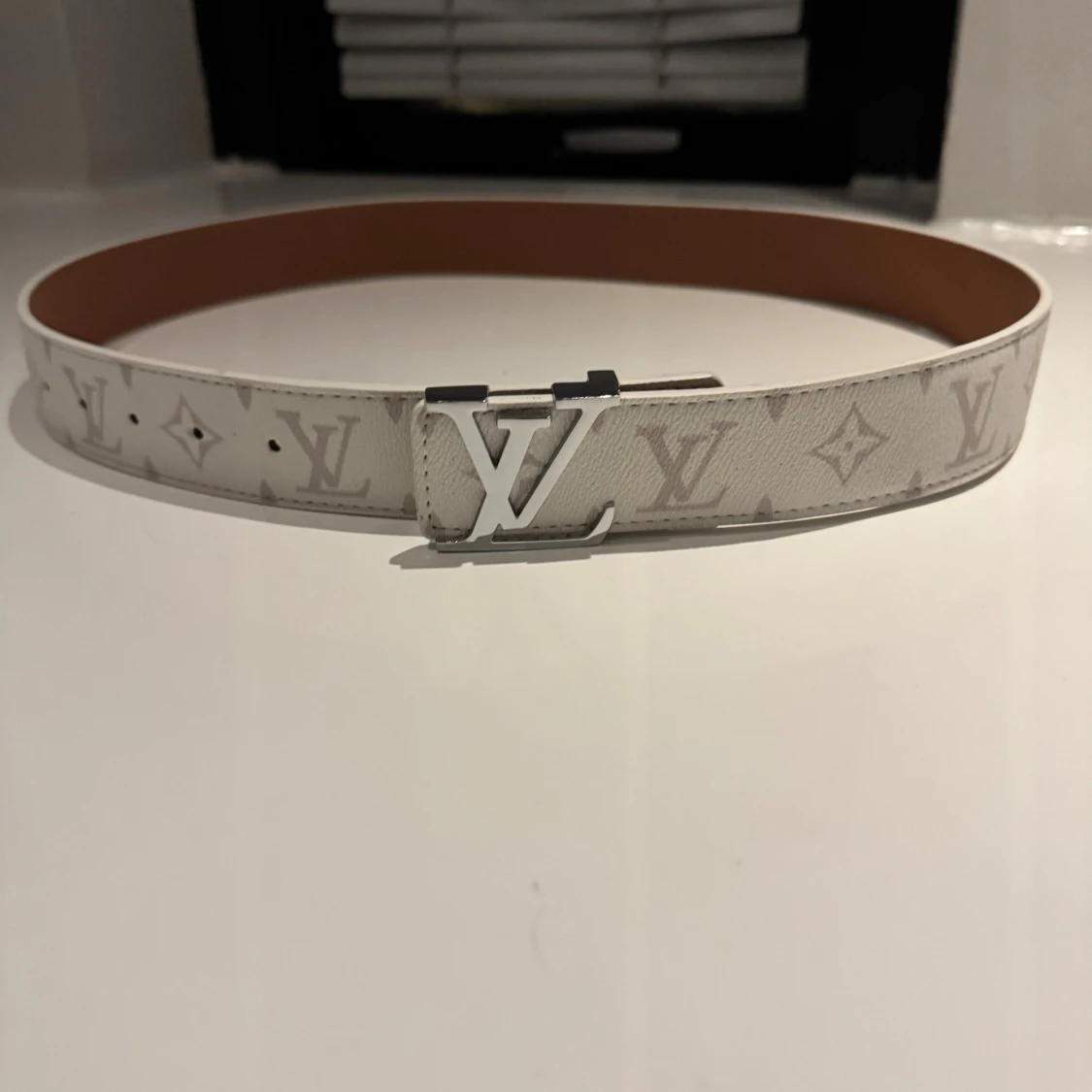 Vitt bälte med mönster och silverfärgat spänne - 1