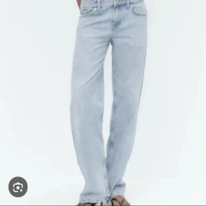 Zara jeans - Jätte fina ljusblå raka jeans från zara, knappt använda så jätte fint skick