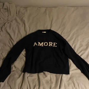 Svart stickad tröja med AMORE-tryck - Marinblå stickad tröja från Gina, storlek står inte men skulle gissa på XS, 50k 