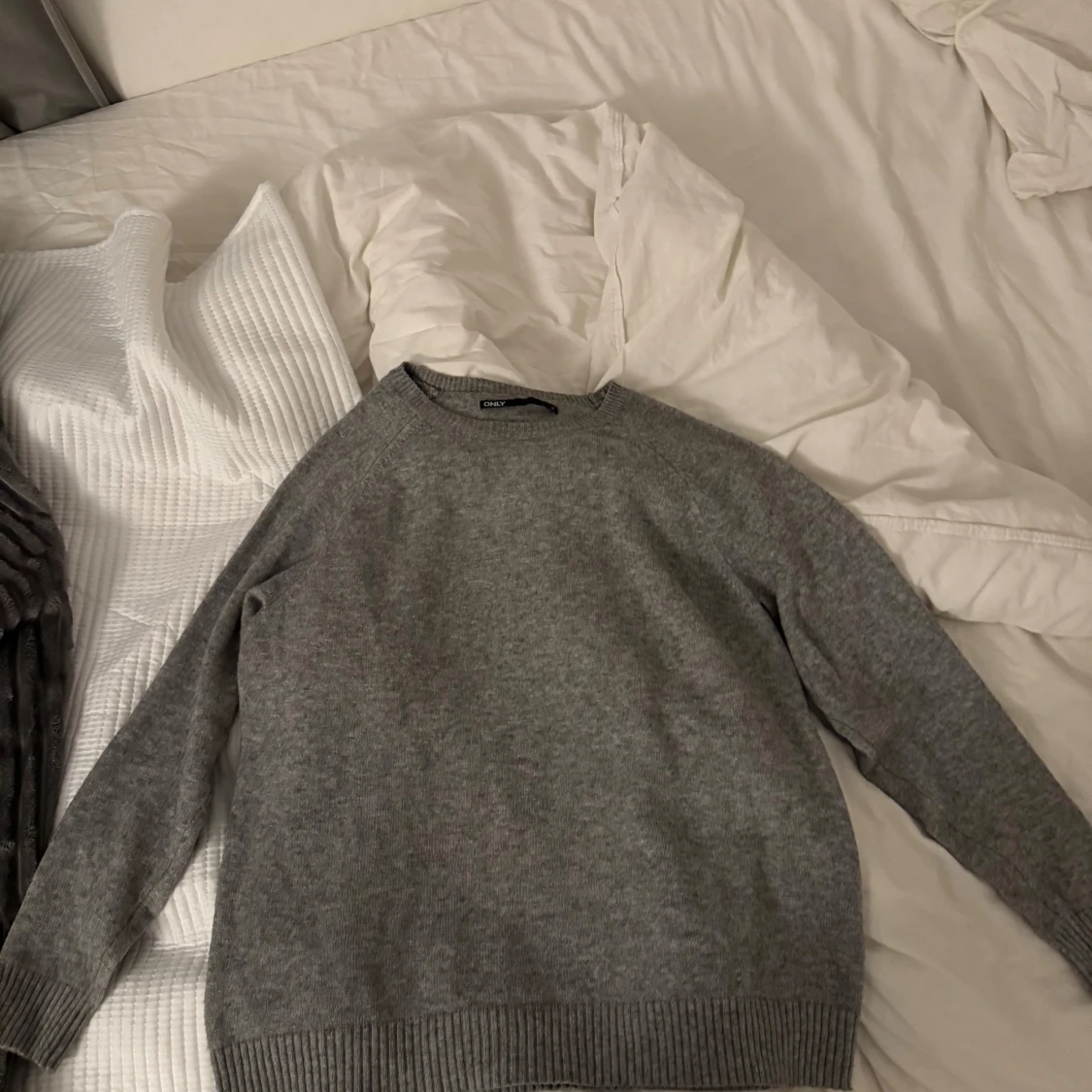 Grå stickad tröja från ONLY - 1