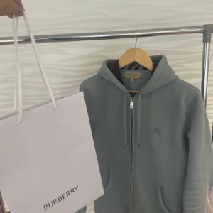 Burberry kofta - Mycket fint skick, inga hål. Kommer med kvittot,paketet. Använd få gånger köpt för €190 på outlet burberry 
