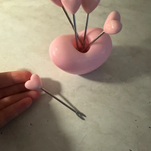 Rosa hjärtformade serveringsskålar och fonduegafflar - Set med två hjärtformade rosa serveringsskålar och sex fonduegafflar med hjärtformade handtag. Perfekt för fest eller mysiga middagar. Skålar och gafflar är i fint skick utan synligt slitage eller defekter. Söt design som passar alla tillfällen.