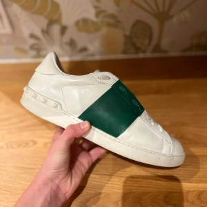 Valentino Open - Ett par Valentino Open jag köpt av en vän. Använts ganska mycket men inga större skador. Som man ser på bilderna är skorna lite skadade på tån men ingen annan stans. Tyvärr finns inget av OG kvar😕Skriv om ni undrar något!