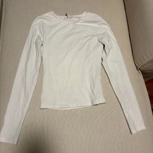 Vit långärmad topp från Nelly XS - En basic vit långärmad topp från Nelly i storlek XS. har aldrig använt
