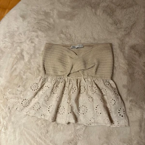 Beige topp från zara - Söt beige topp från Zara med broderi detaljer. Storlek M men passar också S💕
