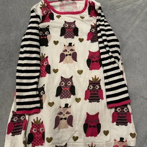 Ugglemönstrad klänning/nattlinne storlek 104 -  ⚪️Barn som använt så skavanker finns alltid⚪️