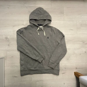 Ralph lauren hoodie - Hej! Säljer en Ralph lauren hoodie i färgen grå//hoodien är i mycket fint sick (inga defekter)//personen på bilden är ca180 och väger 69kg//fråga gärna!!🤩