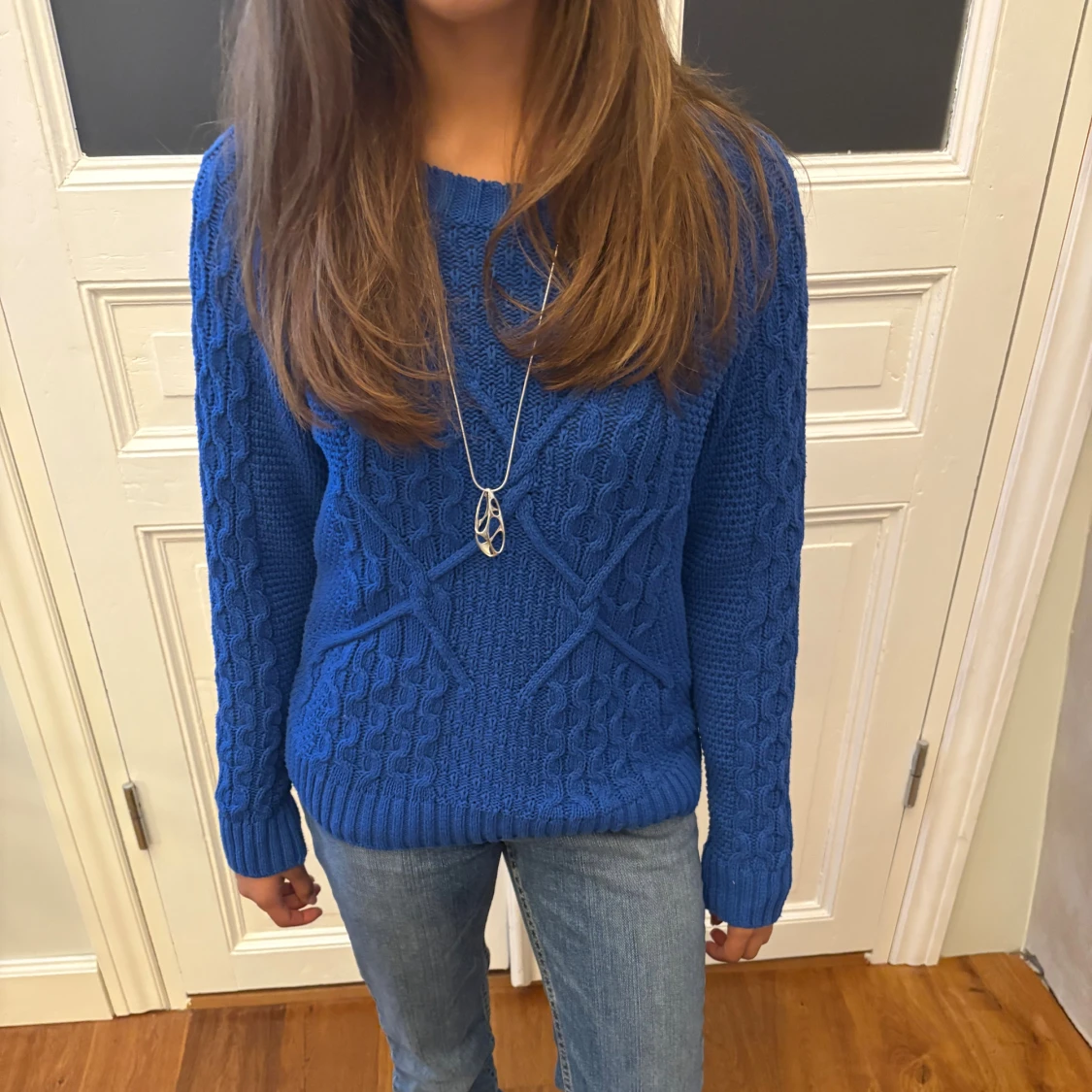 Blå stickad tröja med kabelmönster - 1