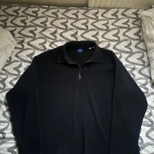 Jack & Jones half zip - Svart Jack & Jones half zip i mycket bra skick. Storlek XL. Köpte den ny för cirka 400 och den är knappt blivit använd.