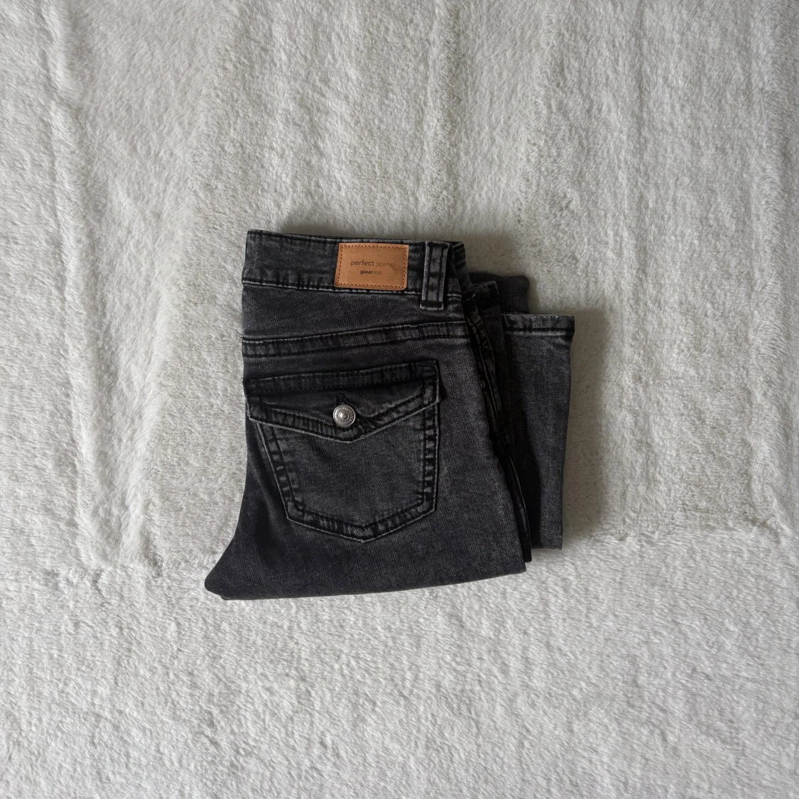 Svarta low waist bootcut jeans från Gina I 36