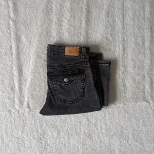 Svarta low waist bootcut jeans från Gina I 36 - Snygga low waist svarta jeans från Gina, Perfect Jeans med bootcut passform. De är knappt använda så i mycket bra skick och de är i bra material🤍De har fina bakfickor, har en fin passform och passar till allt👍🏻Jeansen är i storlek 36, är normal i längden och är mjuka/sköna. Skriv om funderingar, lämna gärna omdöme om köpt och priset kan diskuteras😊