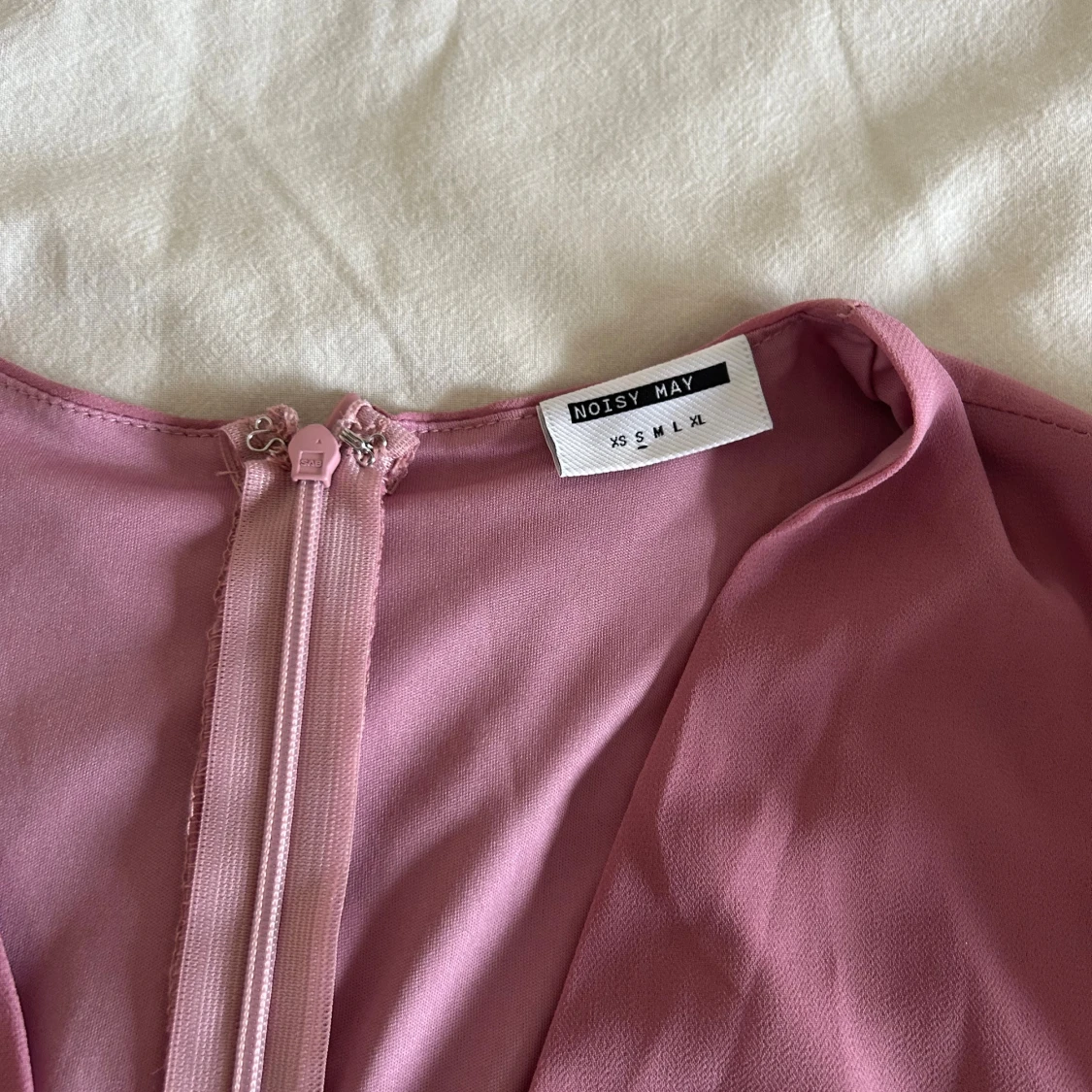 Rosa omlottklänning från Noisy May - 2