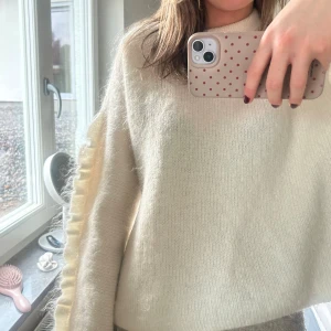  Stickad tröja med volangärm - Super fin stickad tröja från Arket med volangärmar. Inga defekter! 